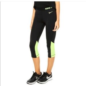 Nike | Pro Hypercool Capri Legging
